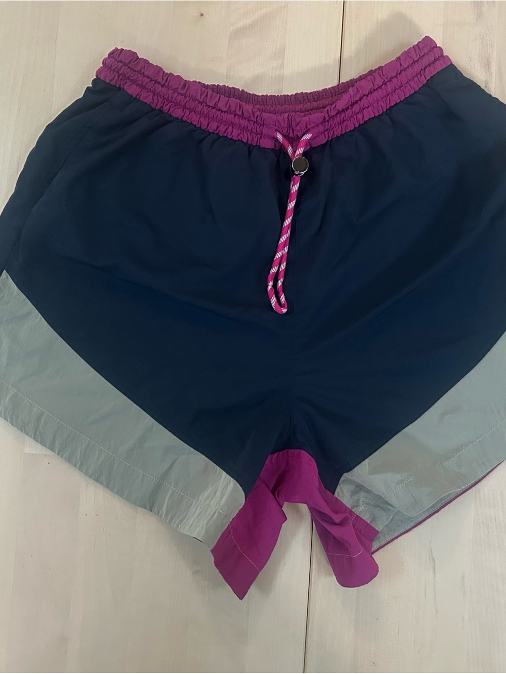Lululemon Evergreen Women’s size 4 Colorblock Shorts in Navy and Berry